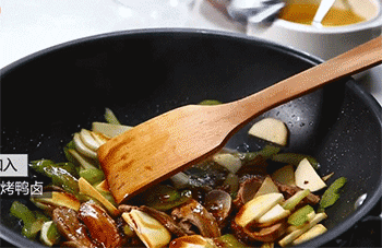 【料烧鸭】放调料