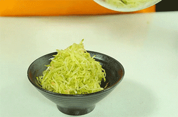 【虾皮拌萝卜丝】萝卜丝装盘