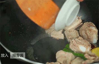 【酱排骨】加入排骨酱
