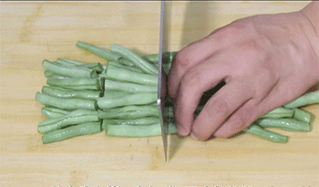 【干煸豆角】豆角切段