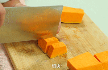 【南瓜烧鸡翅】切南瓜块
