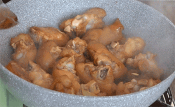 【红烧猪蹄】调酱色