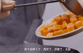 【无花果烤鸭,】放入配菜