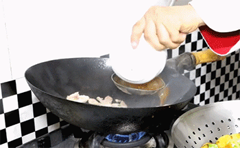 【烧茄子】倒入酱汁汁