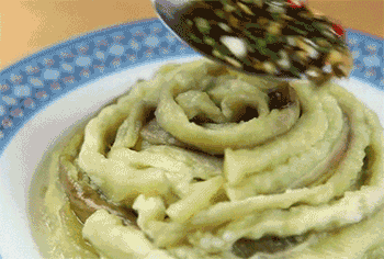 【凉拌手撕茄子】调味，装盘