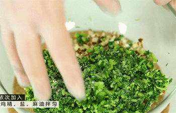 【马兰头拌香干】搅拌、装盘