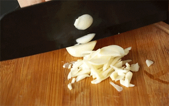 【蒜蓉粉丝蒸大虾】切蒜末