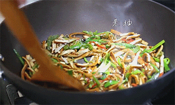 【青椒炒香干】翻炒