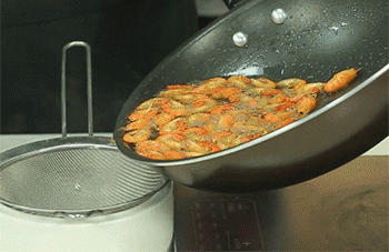 【油爆虾】捞出虾