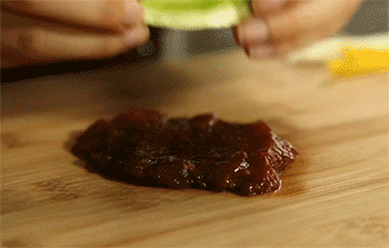 【三色牛肉卷】放入蔬菜条