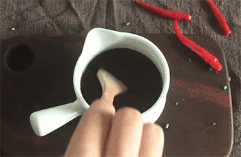 【蒜蓉剁椒蒸豆腐】搅拌