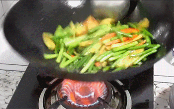 【蒜台烧土豆条】翻炒