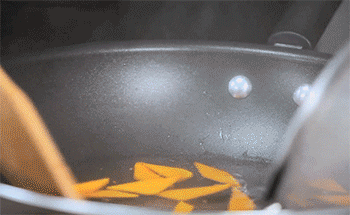 【南瓜炒百合】捞出