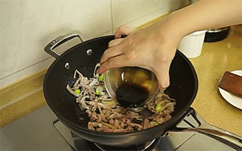 【芹菜肉丝】放调料