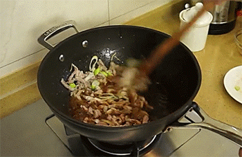 【芹菜肉丝】翻炒