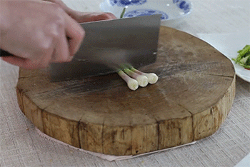 【青椒炒香干】切蒜