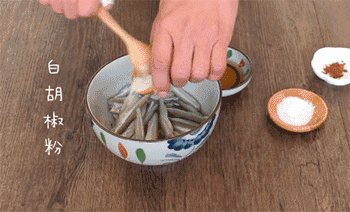 【酥炸胡瓜鱼】调味