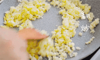 【蒜香肉末烤茄子】爆香姜蒜