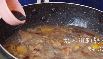 【板栗烧鸡】放佐料