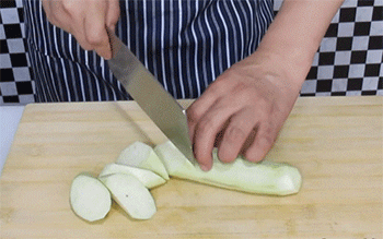 【烧茄子】切茄块