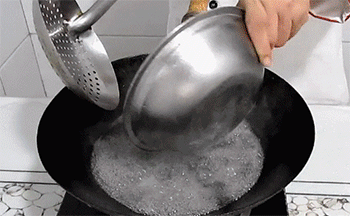 【蒜台烧土豆条】焯水