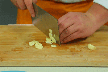 【南瓜烧鸡翅】切蒜