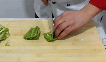 【肉段烧茄子】切青椒块