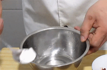 【鱼香茄子条】调酱汁