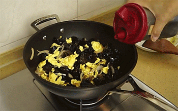 【木耳炒鸡蛋】放酱油