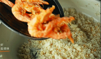 【避风塘炒虾】倒入虾