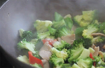 【西兰花炒肉】翻炒