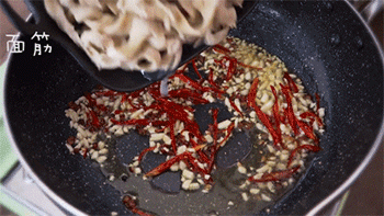 【炒面筋】加入面筋
