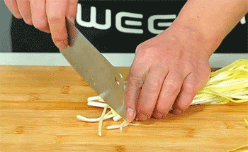 【韭黄四喜春卷】韭黄切段