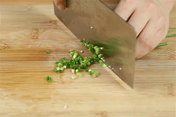 【凉拌手撕茄子】切葱花