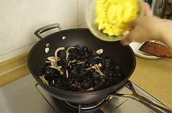 【木耳炒鸡蛋】放入鸡蛋