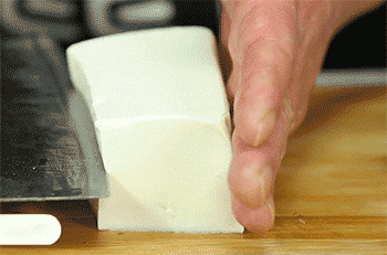 【豆腐海鲜卷】豆腐切块