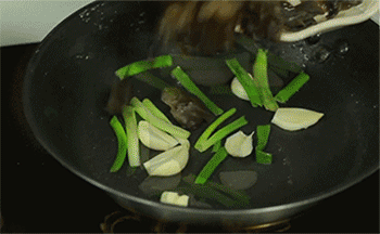 【虎皮鹌鹑蛋】加入木耳、鹌鹑蛋