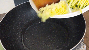 【清炒南瓜丝】爆香姜蒜