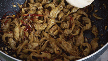 【炒面筋】翻炒起锅