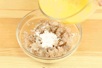 【芝士虾球】拌匀腌制