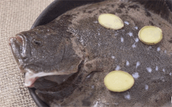 【蒸多宝鱼】放葱姜