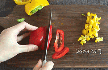 【家常麻婆豆腐】彩椒切丁