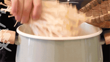 【酸汤肥牛】煮金针菇