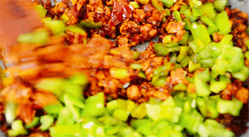 【蒜香肉末烤茄子】翻炒