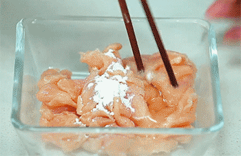 【芙蓉鸡片】搅拌腌制