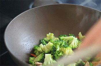 【西兰花炒肉】放入西兰花