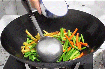 【蒜台烧土豆条】加入酱汁