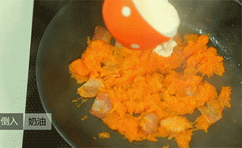 【南瓜意面】倒入奶油