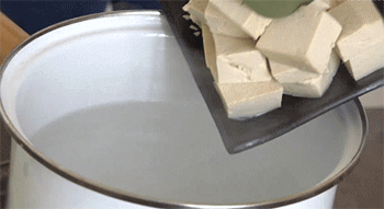 【焦溜豆腐】豆腐焯水