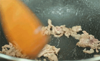 【韭黄四喜春卷】肉丝起锅